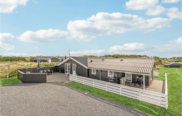 Na fotografii je vidět objekt Awesome Home In Ringkøbing With Sauna nacházející se ve městě Ringkobing.