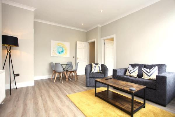 Three Bedroom Upper Flat in Jordanhill, Glasgow
