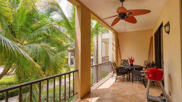 A la foto es mostra l'objecte Spacious One-Bedroom Condo with Pool View, Balcony & Beach Club Access situat a la ciutat de Coco.