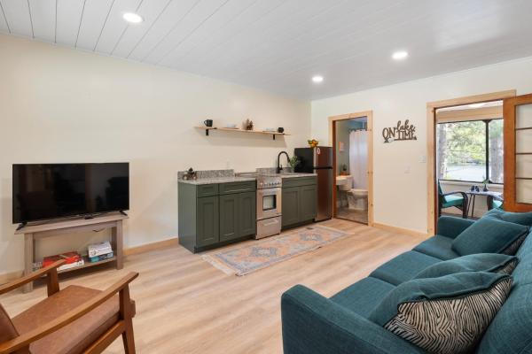 På bildet vises objektet Squam Waterfront 2 bed 2 bath (Suite 3) som ligger i byen Holderness.