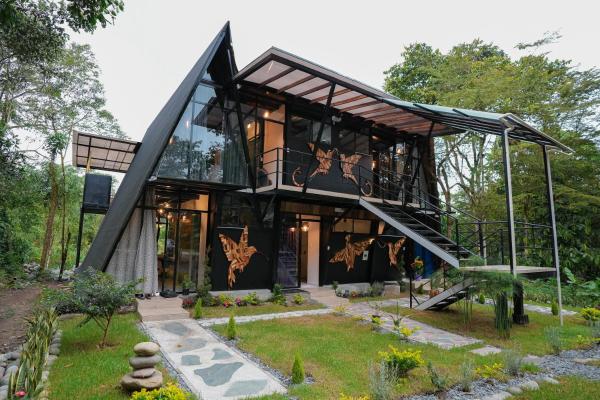 Na foto é possível ver o objeto Suites Casa ColibrÍ localizado na cidade de Mindo.