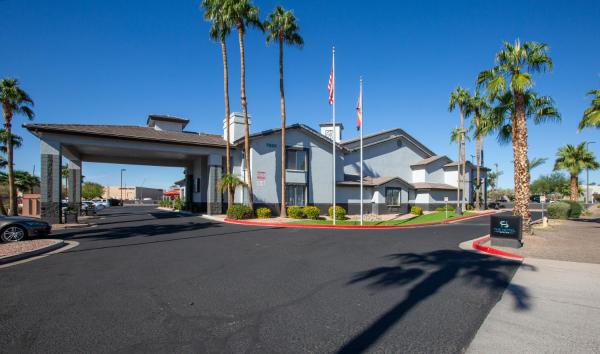 Na zdjęciu widoczny jest obiekt The Hotel Serene Glendale Peoria, Surestay Collection by Best Western położony w mieście Glendale.