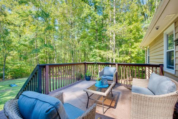 写真にはEllenwood市にあるEllenwood Family Home Fire Pit, Deck and Pool Tableが写っています。