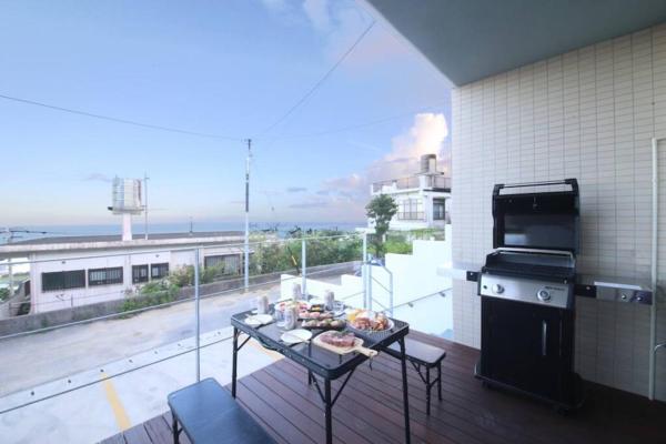 Nella foto è visibile l'oggetto SMIRE STAY OKINAWA weiberプライベートBBQ 沖縄リゾートの新築一軒家 situato nella città di Yamazato.