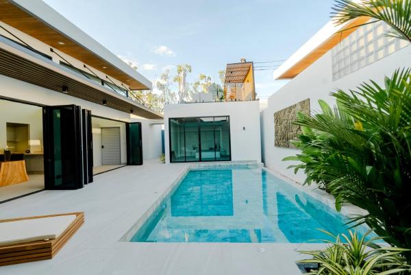 Auf dem Foto ist das Objekt Fully renovated Pool Villa 4BR Bangtao and Layan Beach in Cheong Thalea, Phuket in der Stadt Phuket zu sehen.
