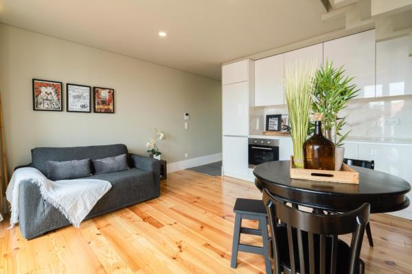 Host Wise - Modern Design Duplex w Balcony, Porto