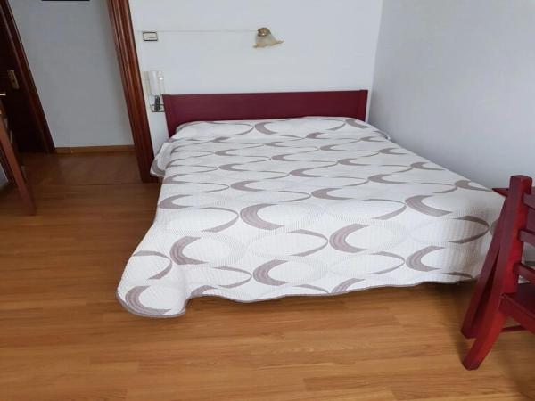 Στη φωτογραφία φαίνεται το αντικείμενο Cozy single room with shared bathroom που βρίσκεται στην πόλη Luarca.