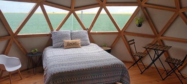A la foto es mostra l'objecte Les Ecogîtes de la sablière bulle géodésique situat a la ciutat de Oucques.