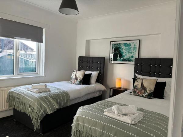 A la foto es mostra l'objecte Brighton Bungalow- Spacious 3BR, contractor friendly, close to University & near AMEX Stadium, parking and free WIFI,Garden & BBQ situat a la ciutat de Stanmer.