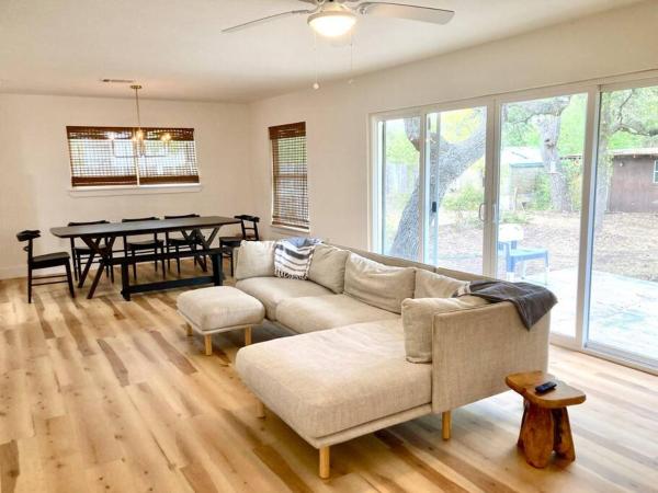 写真にはBertram市にあるNEW Modern Hill Country Hideawayが写っています。