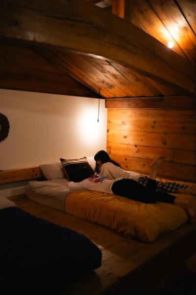 Na zdjęciu widoczny jest obiekt The Bath and Bed Sakuho położony w mieście Takanomachi.