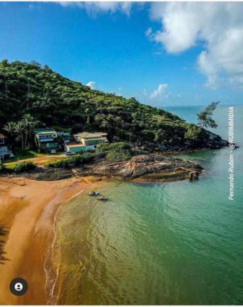 A la foto es mostra l'objecte Pé nas pedras situat a la ciutat de Guarapari.