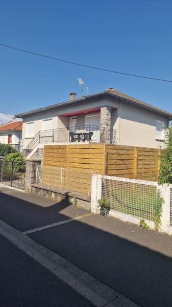 Na fotografii je vidět objekt Très grande maison individuelle nacházející se ve městě Aurillac.
