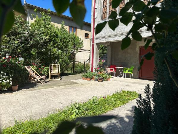На фото показан объект Maryams Guesthouse, расположенный в городе Зугдиди.