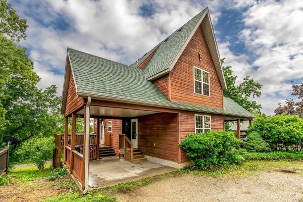 Na zdjęciu widoczny jest obiekt Walk to Lake Lampe Cabin with Fireplace and Deck! położony w mieście Lampe.