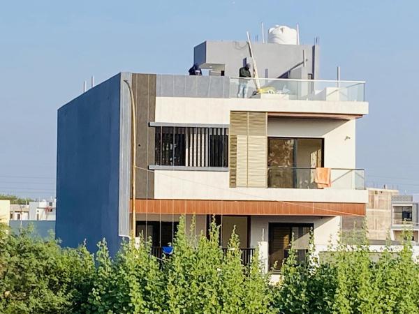 A la foto es mostra l'objecte Nirant Villa situat a la ciutat de Bhonrāsa.