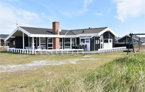 Nella foto è visibile l'oggetto Four-Bedroom Holiday Home In Hvide Sande situato nella città di Bjerregård.