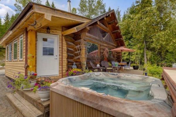 На фото показан объект Authentic lofted log cabin with hot tub, расположенный в городе Келоуна.