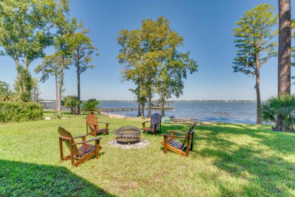 På bildet vises objektet Bayfront Gem Patio and Fire Pit in Pensacola som ligger i byen Perdido Beach.