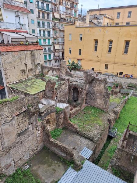 På billedet ses objektet Casa Vacanze Domus Ai Mannesi beliggende i byen Napoli.