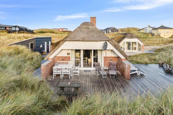 Na zdjęciu widoczny jest obiekt Lovely Thatched Holiday Home With A Large Annex - 1029 położony w mieście Ringkøbing.