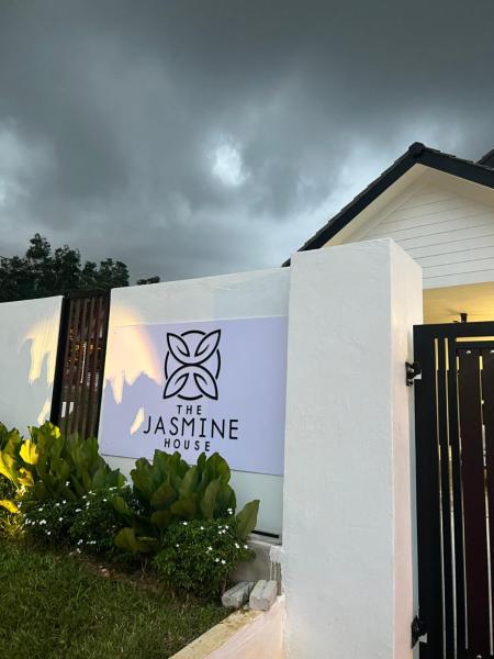 Na zdjęciu widoczny jest obiekt The Jasmine House Desa Putra w Private Pool 5 min Putrajaya położony w mieście Kampong Jenderam Hilir.