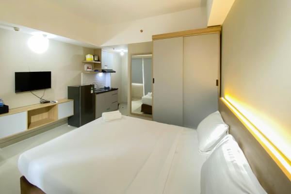 La photo montre l'objet Homey and Well Furnished Studio Gateway Park LRT City Jatibening Apartment By Travelio situé dans la ville de Bekasi.
