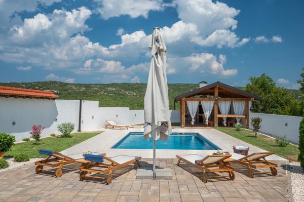 Na zdjęciu widoczny jest obiekt Traditional Comfort Casa Natura with 36m2 Pool położony w mieście Mijaca.