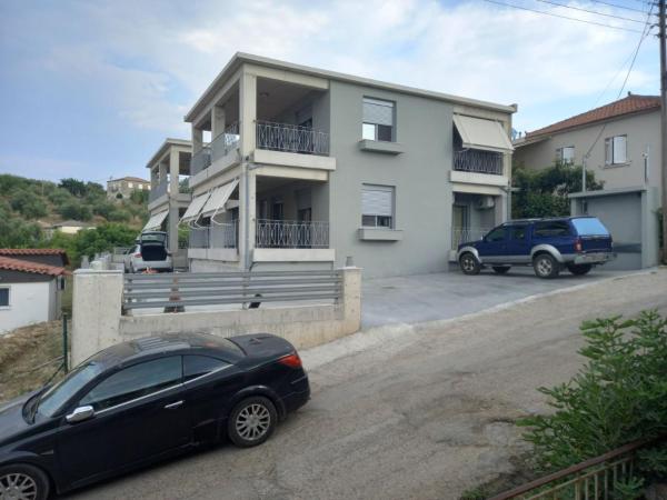 På bildet vises objektet Makarounis Athanasios Apartments som ligger i byen Petalidhion.