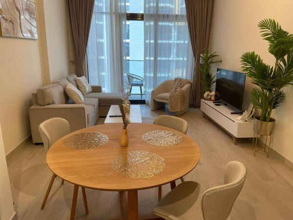 A la foto es mostra l'objecte Pleasant New One Bedroom Apartment Azizi Riviera situat a la ciutat de Dubai.