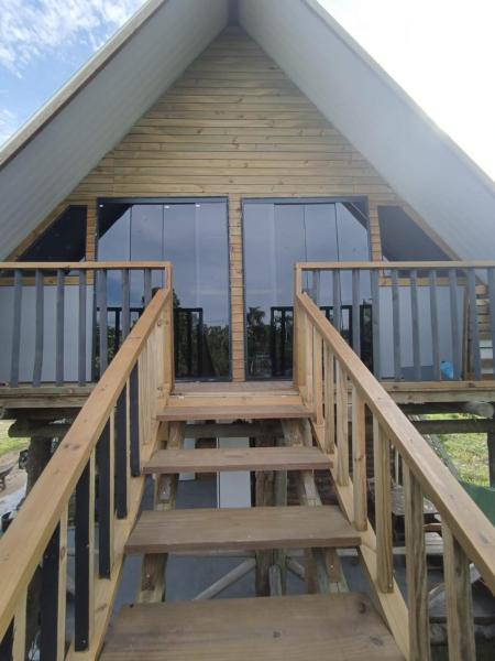 Na fotografii je vidět objekt Cabanas Sudarê na Praia do Rosa nacházející se ve městě Imbituba.