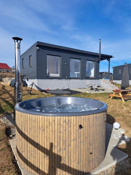 Na zdjęciu widoczny jest obiekt Tiny House Maguri położony w mieście Bogdăneşti.