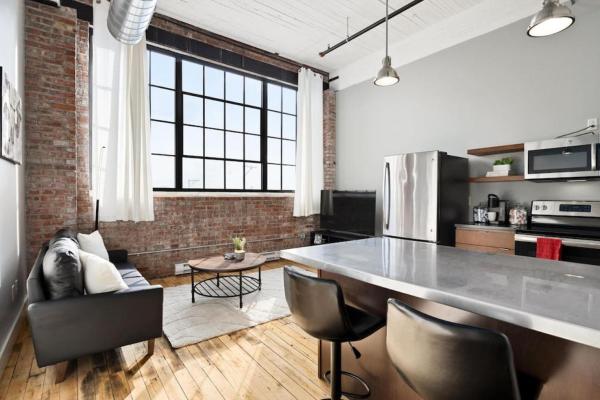 Foto 2: Chic Loft in Peoria Warehouse District