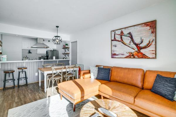 Foto 5: Condo with Balcony and Views - Steps to Ski Shuttle!