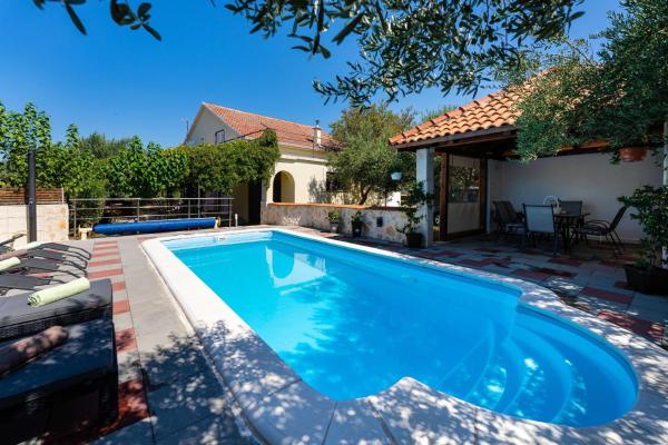 Na zdjęciu widoczny jest obiekt MY DALMATIA - Holiday home Olive Garden with private swimming pool położony w mieście Bribir.