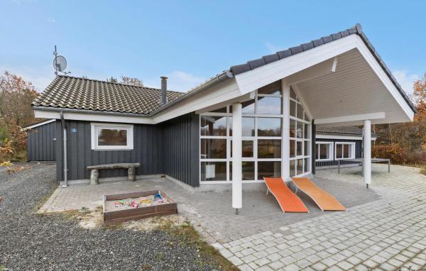 På bilden syns objektet Gorgeous Home In Glesborg With Sauna som ligger i staden Fjellerup Strand.