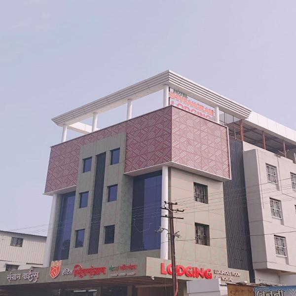 Kuvassa näkyy kohde Hotel Shiv Sangram, joka sijaitsee kaupungissa Ranjangaon.