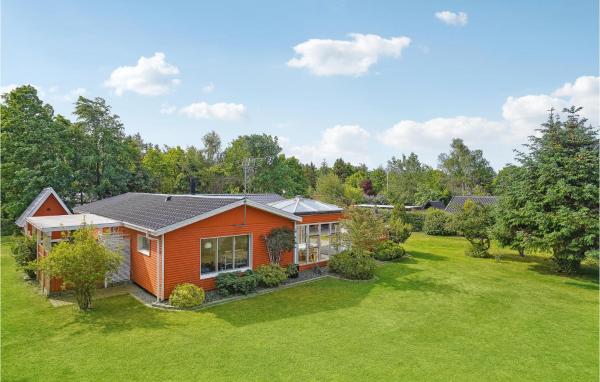 写真にはØrsted市にあるStunning Home In Ørsted With Wifiが写っています。