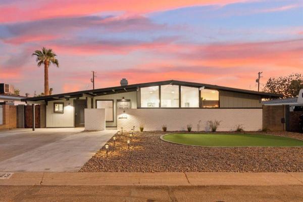 A la foto es mostra l'objecte Mid-Century Modern Casita situat a la ciutat de Phoenix.