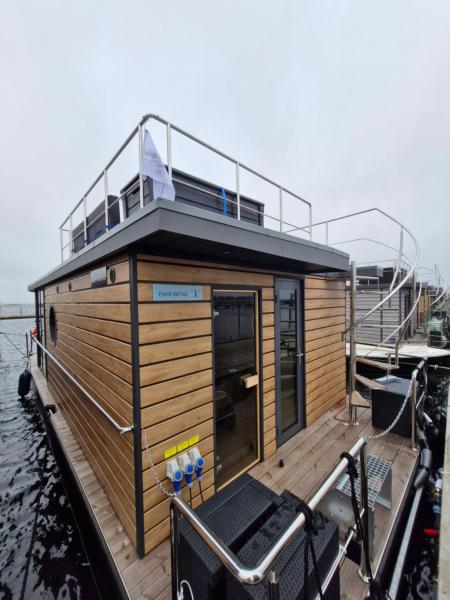 Na zdjęciu widoczny jest obiekt Hausboot Fjord del Sol Solarboot mit Biosauna in Wendtorf położony w mieście Wendtorf.
