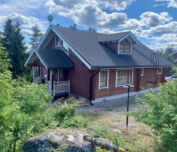 Auf dem Foto ist das Objekt Hirsihuvila Kolilla, Villa Lumme in der Stadt Hattusaari zu sehen.