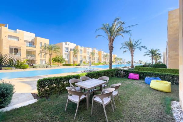Na zdjęciu widoczny jest obiekt Roomy & Relaxed 1BDR Mangroovy Free Beach & Pool położony w mieście Hurghada.