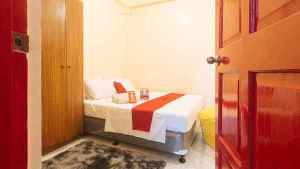 A la foto es mostra l'objecte RedDoorz at V-Cloud Hills near De La Salle Dasmarinas Cavite situat a la ciutat de Dasmariñas.