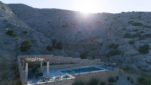 The photo shows the Villa Rokus located in the city of Pag.