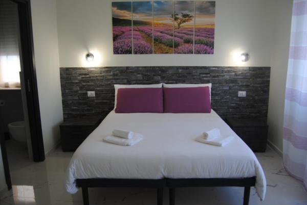 Na zdjęciu widoczny jest obiekt Little Gardens Guest House położony w mieście Giardinetti .