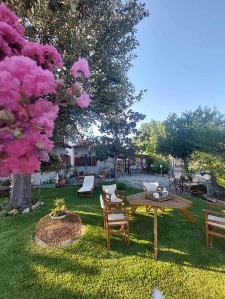 På billedet ses objektet Annas guesthouse beliggende i byen Néa Irákleia.
