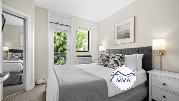 På billedet ses objektet Alpenglow Lodge Two Bedroom Apartment by MVA beliggende i byen Whistler.