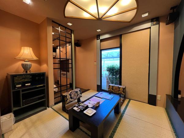 A la foto es mostra l'objecte Hotel Karakonosato 唐比の里 situat a la ciutat de Noda.