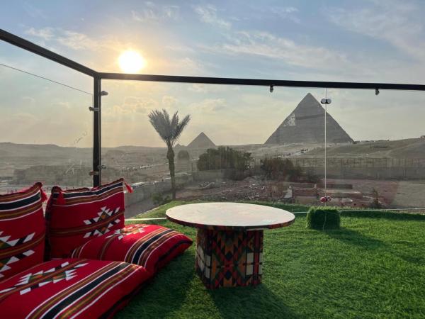 Nella foto è visibile l'oggetto Kemet Pyramids Room view situato nella città di Il Cairo.