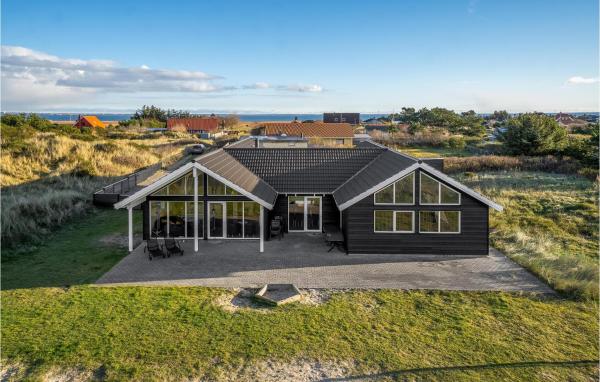 På billedet ses objektet 7 Bedroom Nice Home In Hvide Sande beliggende i byen Nørre Lyngvig.